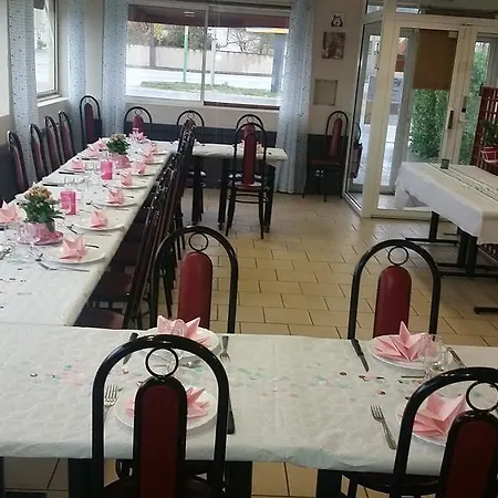 Le Corby Отель Шательро